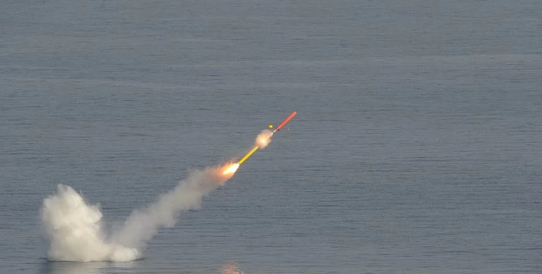 Βολή πυραύλου Exocet SM39 από γαλλικό πυρηνοκίνητο υποβρύχιο (vid.)